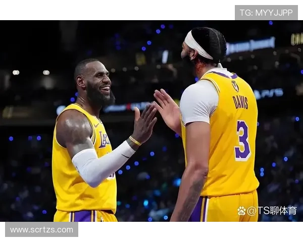 NBA最新动态:詹姆斯领衔湖人队全员恢复健康 赛季前景备受期待 NBA最新动态:詹姆斯领衔湖人队全员恢复健康 赛季前景备受期待